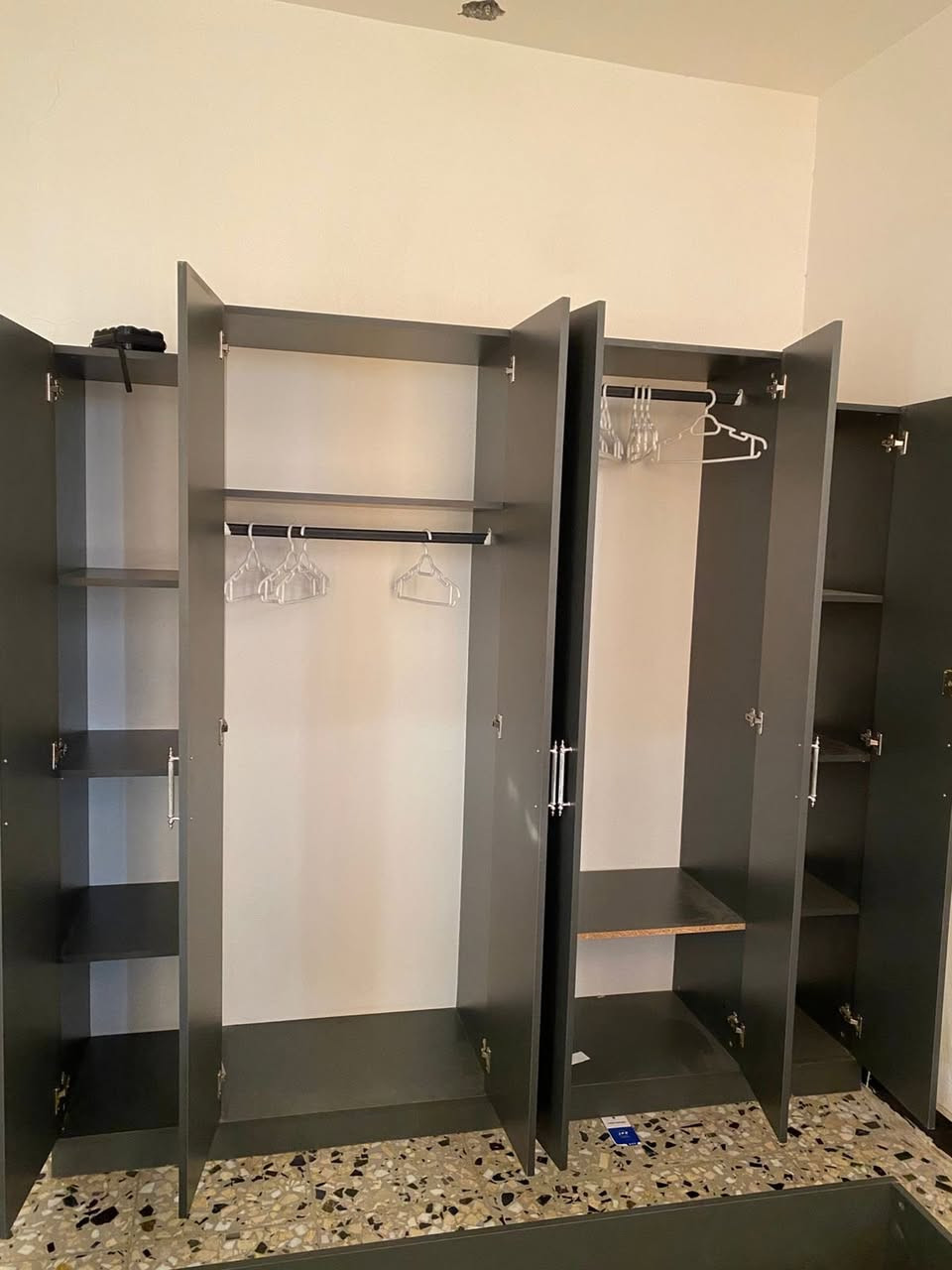 للبيع غرفة تركي باب اول نظيفة ومبيها ضرر كامل جرباية نفرين ثنين ميز مع جرار   وميز الاغراض الشخصية ومراية 
سعر ٥٥٠ الف  عنوان شارع فلسطين ***********
