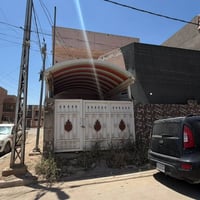 بيت للايجار مساحة 100 م واجهه 10 ونزال 10 ركن على شارعين يحتوي على غرف...