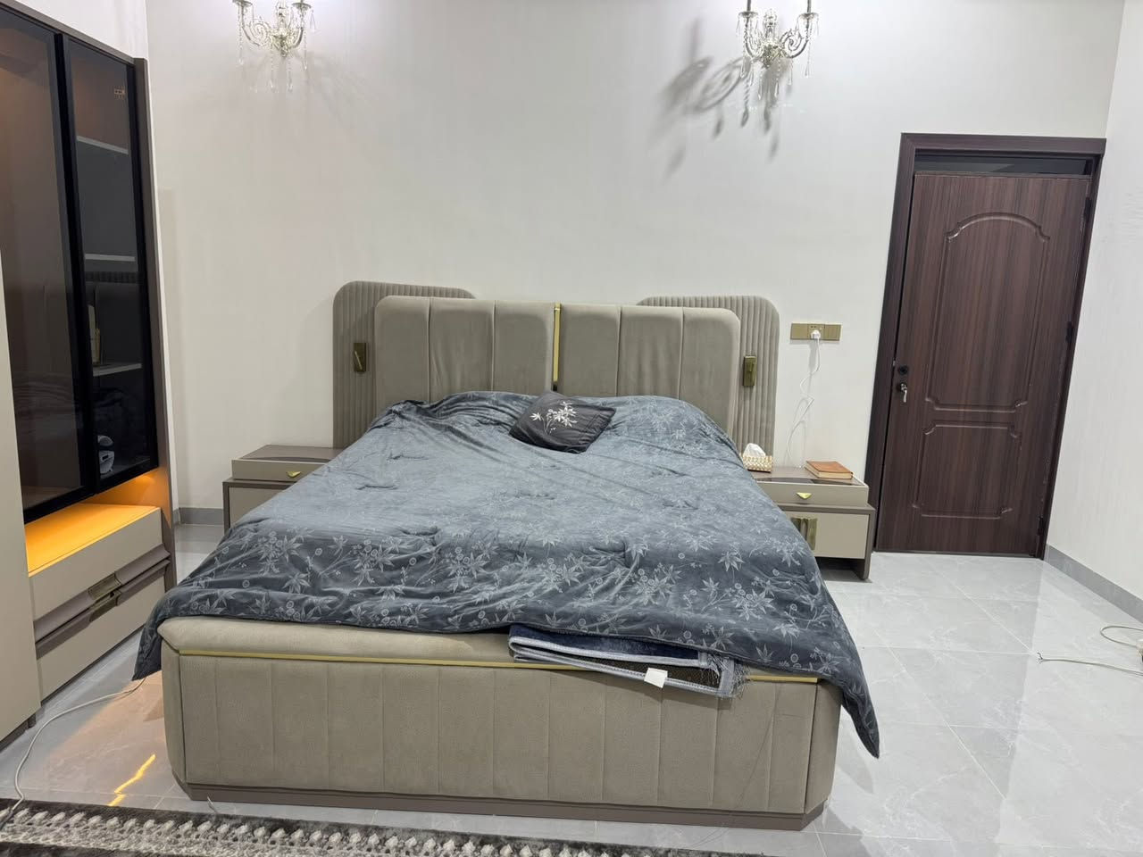 السلام عليكم بنات 
غرفة نوم للبيع  10قطع استخدام قليل وكلش نظيفة خشب HDF مو NDF كما موضحة بالصور 
للاستفسار الأتصال على الرقم ***********
