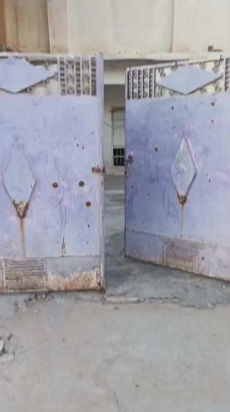 السلام عليكم

بيت مساحه (200) متر للبيع

يحتوي على استقبال وهول و غرفه ومطبخ.. قاط واحد البناء صب

العنوان حي الزهور.. شارع الجمعيه اول فرع خلف المحلات مباشر

السعر ٨٠ وبي مجال

للاستفسار : ***********
                 ***********
