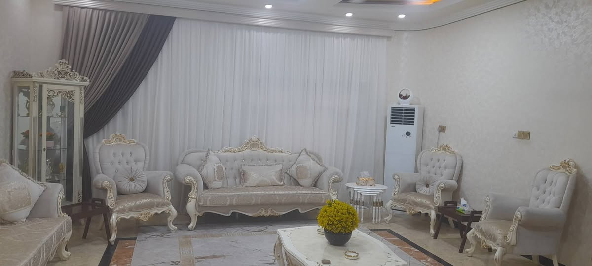 #**دار سكنية وتصلح تجارية % للبيع في مناوي لجم خلف مول البصرة موقع جدا مميز ***
المساحه 300 متر ... الواجهه 12.5 متر بناء طابقين حديث الطابق الثاني يحتوي على شقق عدد 2
 سنة البناء 2020 الموقع ممتاز ( تجاري وسكني ) 

تفاصيل الطابق الأول : يحتوي على 
# غرف نوم 2 بنظام سويت منعزل 

# أستقبال 
# صالة + مطبخ نظام تركي مفتوح 
# صحيات خارجية 
# كراج يسع 3 سيارات 
___________________________
تفاصيل الطابق الثاني : مساحة كل شقة 130م

الشقة الأولى : 
# غرف عدد 2
#صالة +مطبخ مفتوح
# صحيات 
___________________________
الشقة الثانية : 
# غرف عدد 2
# صالة +مطبخ مفتوح 
#صحيات 
___________________________
المنطقة قيد الأنجاز من بنى تحتية وتبليط .... 
للأستفسار من صاحب
 العقار ***********
        ***********

