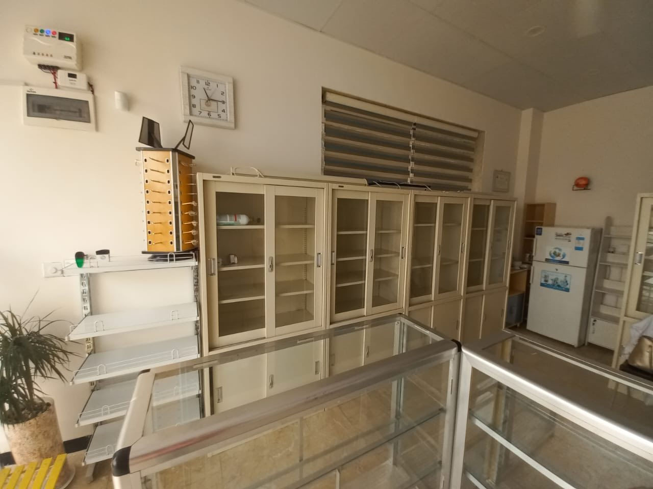 للبيع مجموعة تجهيزات صيدلية بحالة جيدة:
* دواليب تخزين عدد 8
* فترينات زجاجية عدد 2
* عارضات ميكانو رفوف عدد 2 (كبيرة الحجم)
* عارضة ميكانو رفوف عدد 1 (صغيرة الحجم)
* عارضات ميكانو تعليق عدد 2

الأغراض نظيفة ومناسبة للاستخدام الفوري في الصيدليات أو المحلات.
للاستفسار يرجى التواصل واتساب :

0790 322 7910
