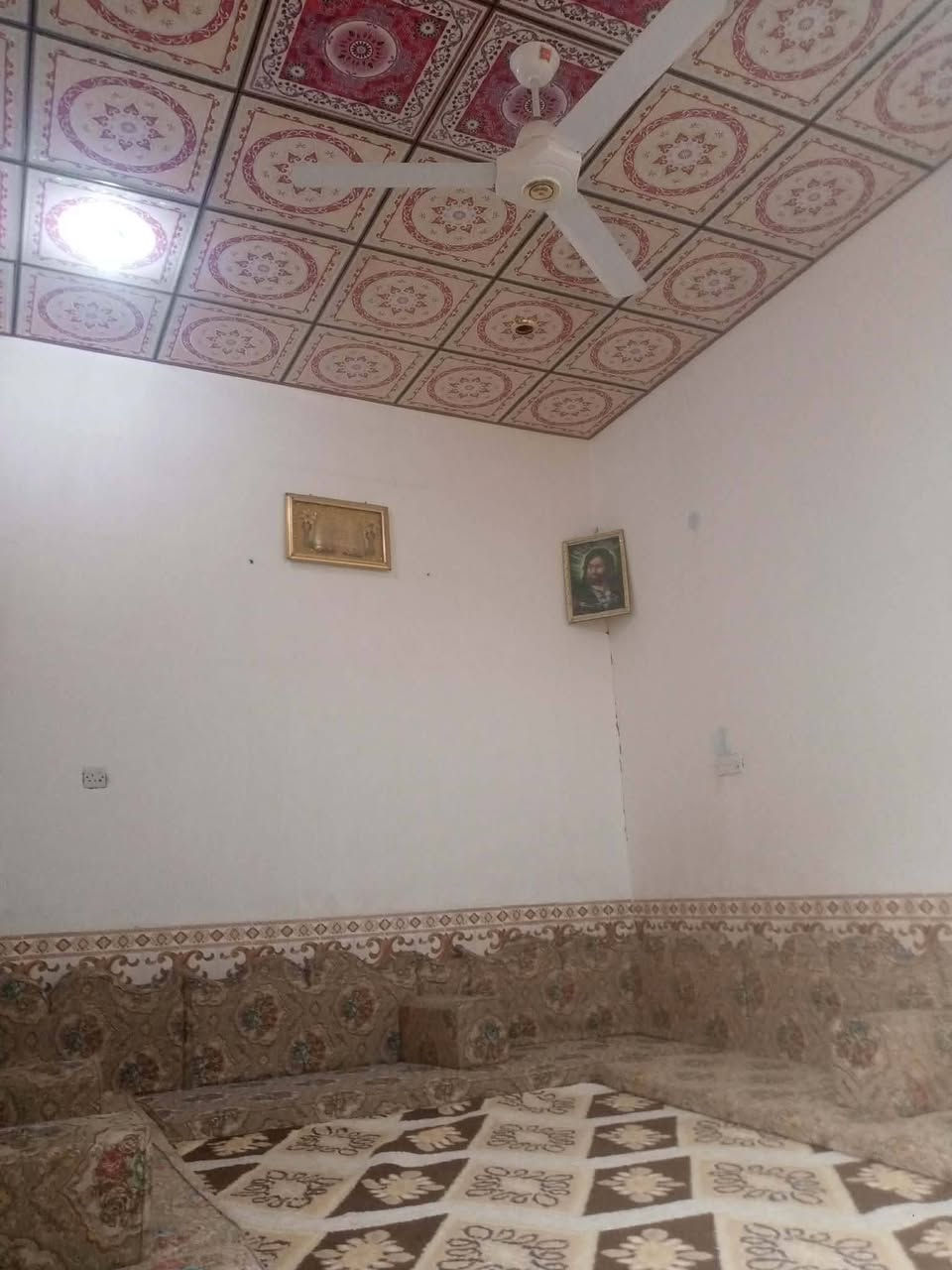 دار للبيع على شارع الحولي بصف الركن قرب مركز العكيكه
المساحه ١١٠
غرفه +داونيه+صاله+صحيات + مطبخ 
بناء طابوك كونكريت 
للاستفسار ***********
مكتب الأنوار للعقار
