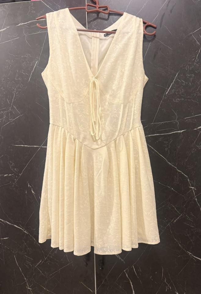 فساتين للبيع بيها جديد وبيها مستخدم مره وحده جدا نظيفه باسعار مناسبه التفاصيل على رقم ***********
