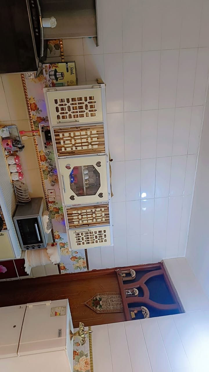 السلام عليكم ورحمة الله وبركاته بيت مساحته 100متر بناء حديث يتكون من طابق واحد غرفه وصاله واستقبال يباع علئ المبادره او نقدالبيت في العزه الجديده الاتصال على الرقم ***********
لااتواجد علئ، فيس بوك
