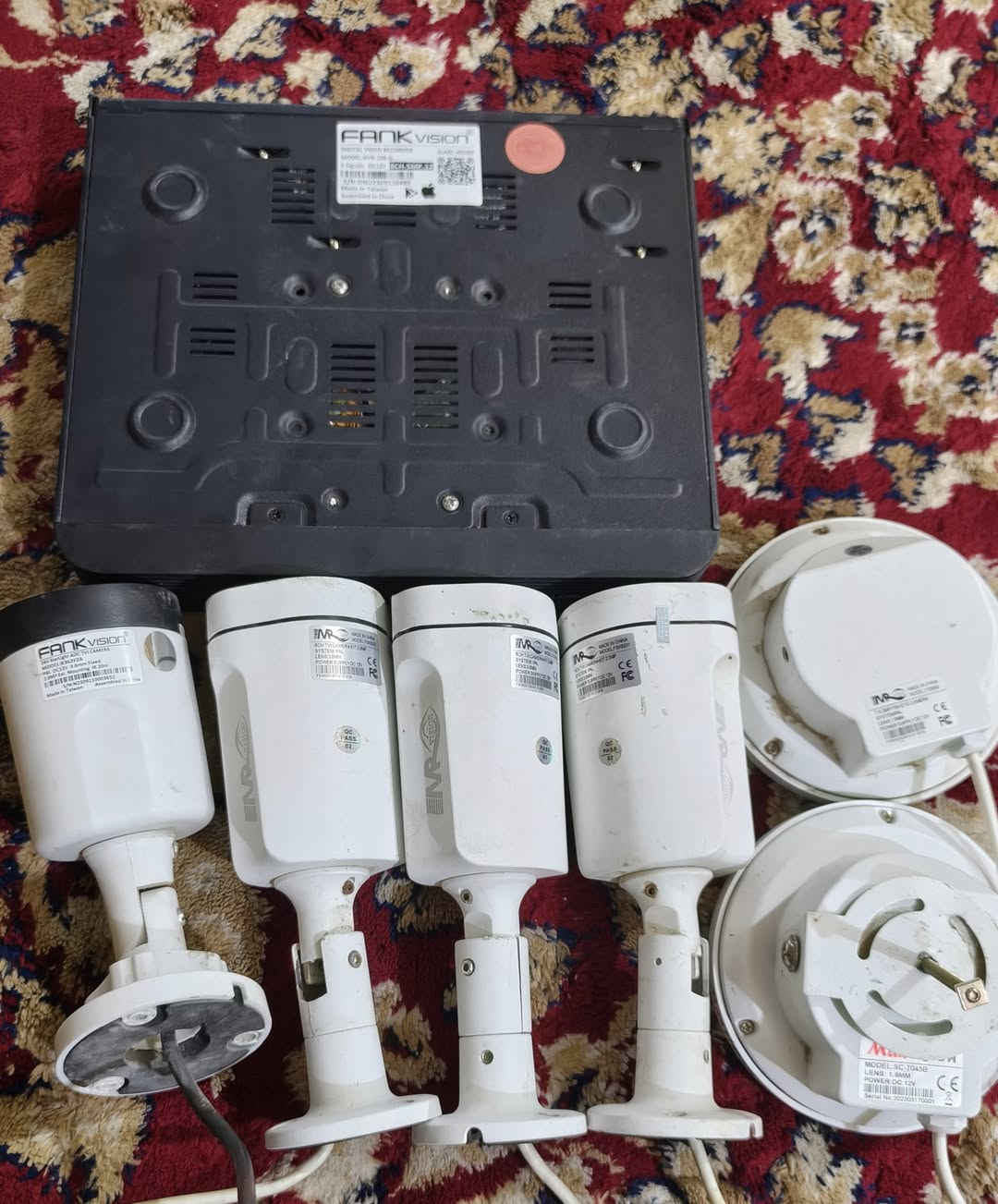 السلام عليكم 6 كامرات انلوك للبيع مال بيت مع جهاز 8 جنل وهارد داخلي 500 كيكا كامرات شغاله ع الفحص انطوني سعر مايرضه الله لحد يكسر بيهن العنوان بغداد ***********
