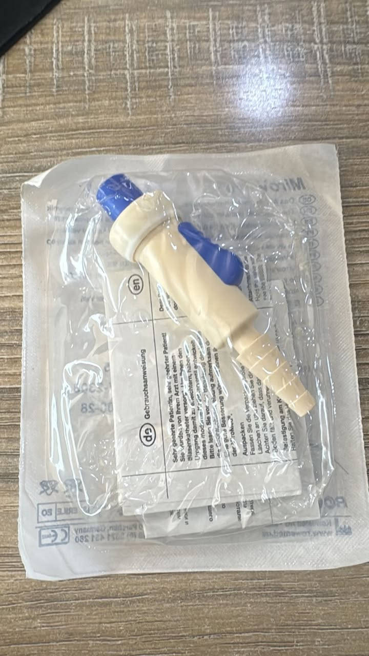 الجزء العلوي المخروطي المدرّج: لتوصيل أنبوب (Tubing) بمقاسات مختلفة.
 • الجزء الأزرق الجانبي: زر أو مشبك للتحكم بالفتح والإغلاق (Push clamp / Valve).
 • القاعدة السفلية الزرقاء: مدخل أو مخرج يُركّب على أنبوب آخر أو منفذ جهاز.

💡 الاستخدامات المحتملة:
 • دوائر التنفس (Respiratory circuits)
 • أجهزة الشفط الطبي
 • أنظمة تصريف السوائل
 • بعض مستلزمات غسيل الكلى أو المحاليل

متوفر وكالة حصراً وبسعر مناسب جداً
اربيل 
***********
