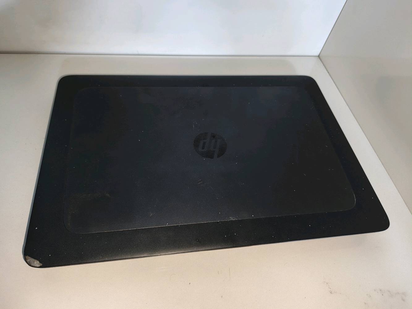 ​⚡️ للأداء القوي والعمل الشاق.. متوفر لدينا HP ZBook 15 G4 ⚡️
​تبحث عن لابتوب يجمع بين القوة، المتانة، والأداء الاحترافي؟
نقدم لكم الجهاز المثالي للمهندسين، المصممين، ولكل من يحتاج جهاز "اعتمادية" في العمل اليومي.
​المواصفات التقنية:
🔹 المعالج: Intel Core i7-7700HQ (أداء فائق السرعة).
🔹 الرام: 8GB (قابل للزيادة لتطوير الأداء).
🔹 نظام التشغيل: Windows 10 Pro أصلي.
🔹 التصميم: سلسلة ZBook المعروفة بهيكل خارجي مقاوم للصدمات وجودة تصنيع عالية.
🔹 الصوتيات: نظام صوتي احترافي من Bang & Olufsen.
ذاكره ٥١٢ ssb 
​✅ الحالة: الجهاز بحالة ممتازة وجاهز للعمل المباشر.
✅ الاستخدام: مثالي لتشغيل البرامج الهندسية، التصميم الجرافيكي، وإدارة الأعمال.
​📍 متوفر الآن في بغداد البلديات 
💰 السعر: [350 الف ]
📞 للاستفسار والحجز: [***********]