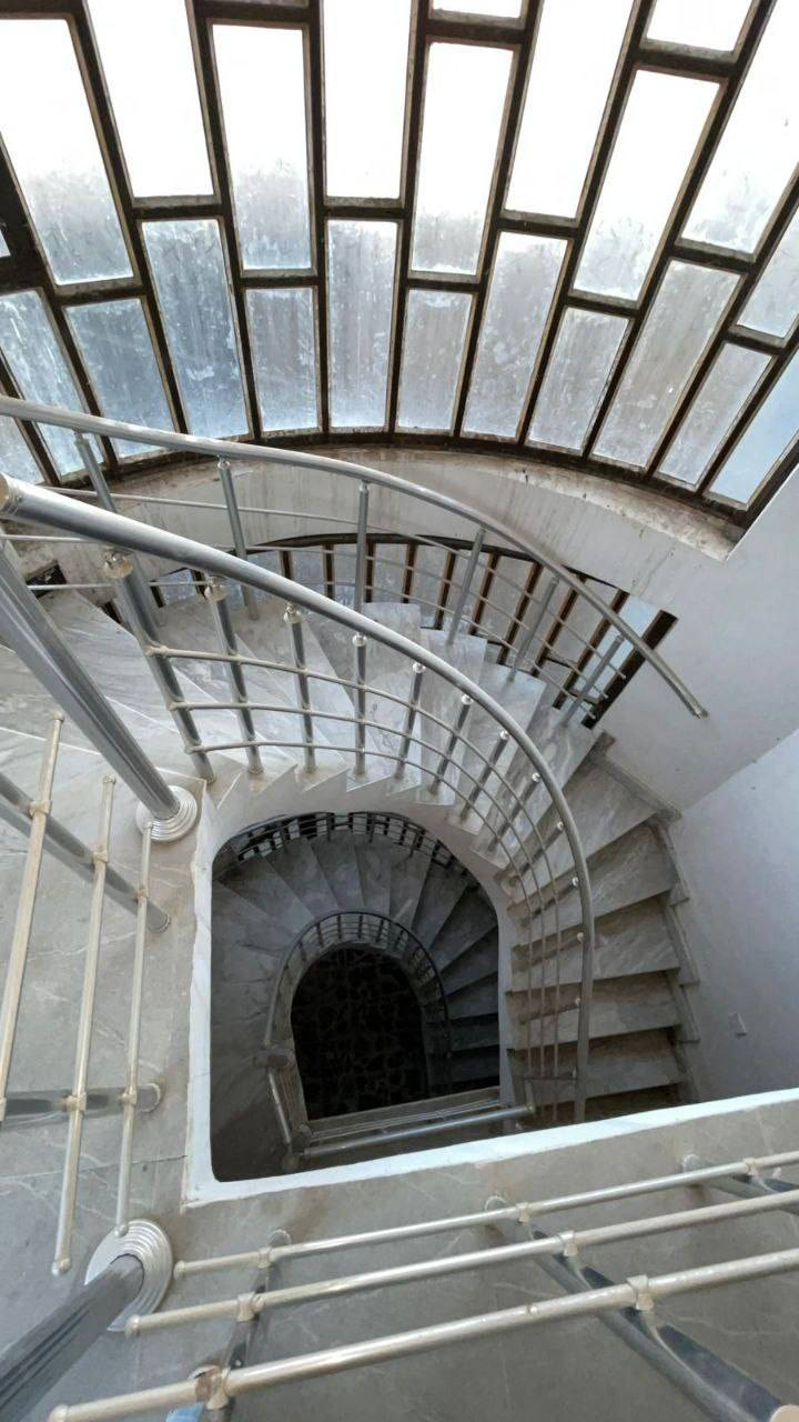 للبيع دار سكني جاهز في الحلة – محيزم 2

📍 الموقع: بين شارع 80 وشارع 100، يبعد 350 متر عن الشارع العام

🏠 المساحة: 200 متر (واجهة 10 متر)

🏗 البناء: حديث درجة أولى، طابقين
🔹 الطابق الأرضي: استقبال + صالة + غرفة نوم + مطبخ + قاطع صحيات
🔹 الطابق الأول: 3 غرف نوم + صحيات

✅ الخدمات:
✔️ طابو صرف
✔️ مجاري وكافة الخدمات متوفرة
✔️ جاهز للسكن

عرض  الشارع 15 م 

 ورقم القطعه 2/2034
يرهم مراوس بقطعه طابوصرف قرب مستشفى الكفيل مع دفع فرق

📞 للاستفسار: واتساب

***********
