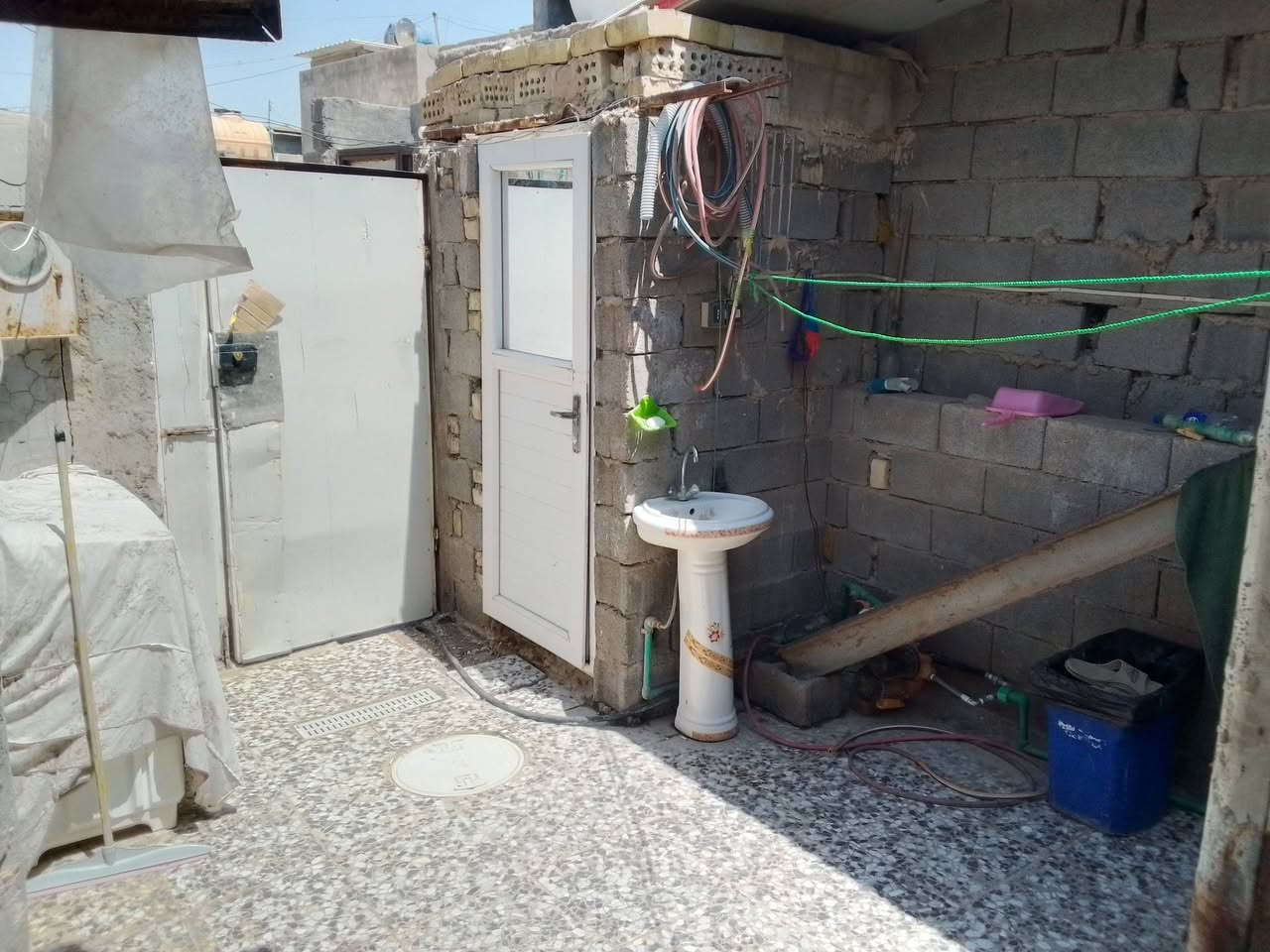 السلام عليك ورحمه وبركاته منزل 
للبيع يحتوي على 2 غرف نوم و مطابخ و حمام
واستقبال بناء نص سيندويج و نص عكاده 
الموقع بغداد مدينة الصدر منطقة الحميدية 
مقابل اسواق حسون أو الشويلات و المضمد علي بو فاطمة كافة الخدمات من ماء ومجاري و
مضمدين ومحلات السعر مناسب 
تصل على الرقم *********** موجود على الواتساب
