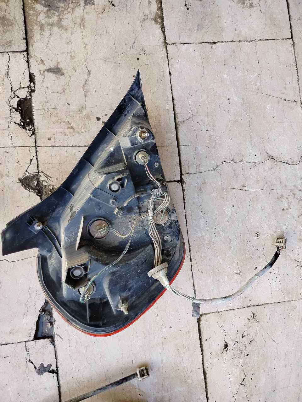 زوج بكلايت هو والظفيرة ضرره الجامة الخارجية جهة اليمنى كسر بسيط وجهة اليسرى الجامة كلها مكسورة واضح بالصورة سعرهن 40 المكان بغداد كرادة
اتصل بالولد الموجودات يمه ***********
