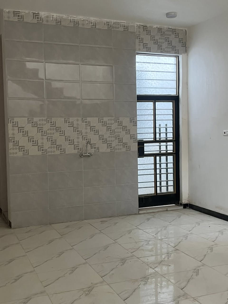 السلام عليكم ،،
#دار سكن طابو زراعي للبيع 

الموقع/ باب الحارة الزراعي 

مساحة الدار / ١٠٠ متر الوجه ٥ متر والنزال ٢٠ متر 

#بناء حديث (طابوك)  طابق واحد استقبال وصالة  

وغرفة نوم وصحيات وبيتونه ،،،

السعر/ ٥٥ مليون وبي مجال 

#الدار فارغ جاهز للسكن ،،

للاستفسار اكثر الاتصال على الأرقام التالية 

📞***********📞***********
