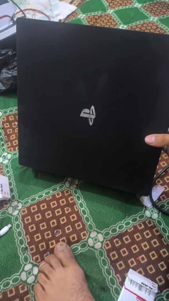 سلام عليكم جهاز بلايستيشن فور برو PS4 PRO واحد تيرا مامفتوح لوك ستيكر مهكر نضام 9.00 الي هو يعتبر افضل نظام من ناحية التهكير واكيد يبقى مستقر نضافته 99 %👌🏻✅ الجهاز مضمون من كل النواحي وثلاث 3 يدات🎮🎮🎮 مفولات العاب حسب الطلب ومن اختيارك هم وكامل ملحقاته من واير الكهرباء وال HDMI وشاحن اليدات الالعاب كدامكم معروضه والجهاز نضيييف لابعد الحدود والله العظيم الجهاز سعره 360 الف فقط وبي مجال هم وهذا الرقم للاستفسار على الارقمام الموجوده:*********** *********** عنوانا بابل وموجود عدنا توصيل 🚛🚚
