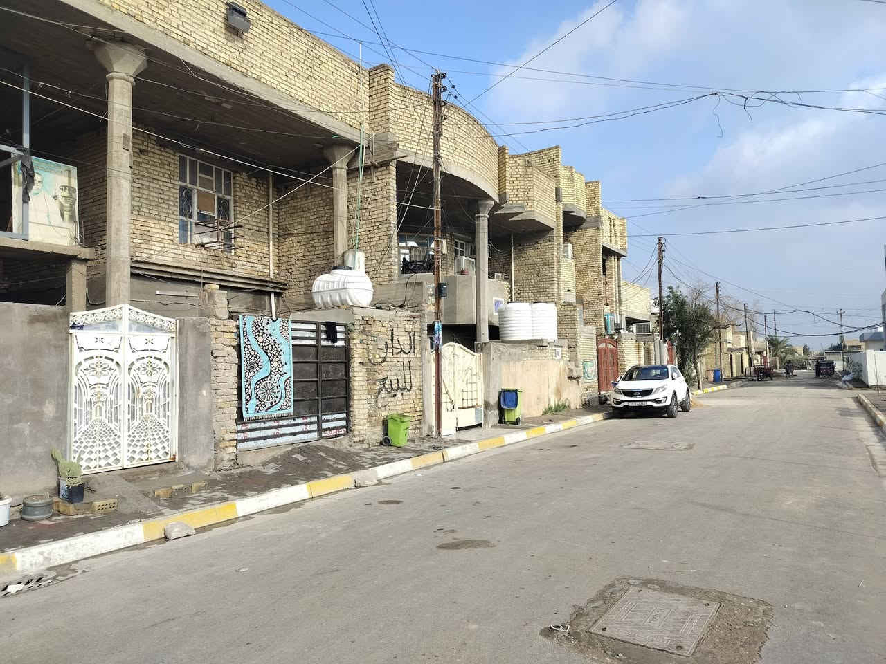 السلام عليكم قطعة ارض ركن للبيع مكان مميز جدا في خدمات مسقط قريب المستشفى التركي  المساحة 110م الواجهه١٠م النزال ١١م مجاور مدرسة ابومهدي المهندس ومقابل شارع٢٠ رقم القطعة((١٨٠٩١)) السعر ٣٩ وبيهه مجال للتواصل ***********
