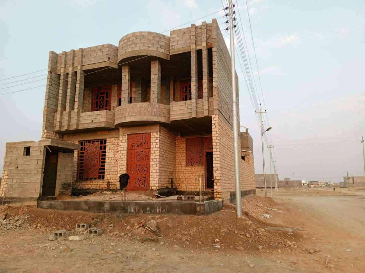 بيت للبيع طابقين هيكل يتكون من غرفتين وصاله ومطبخ واستقبال والطابق الثاني غرفتين وصاله بيت ركن عله شارع ١٥المساحه ٢٠٠  مكان الرمادي 5 كيلو الشراع السعر على خاص   ***********
