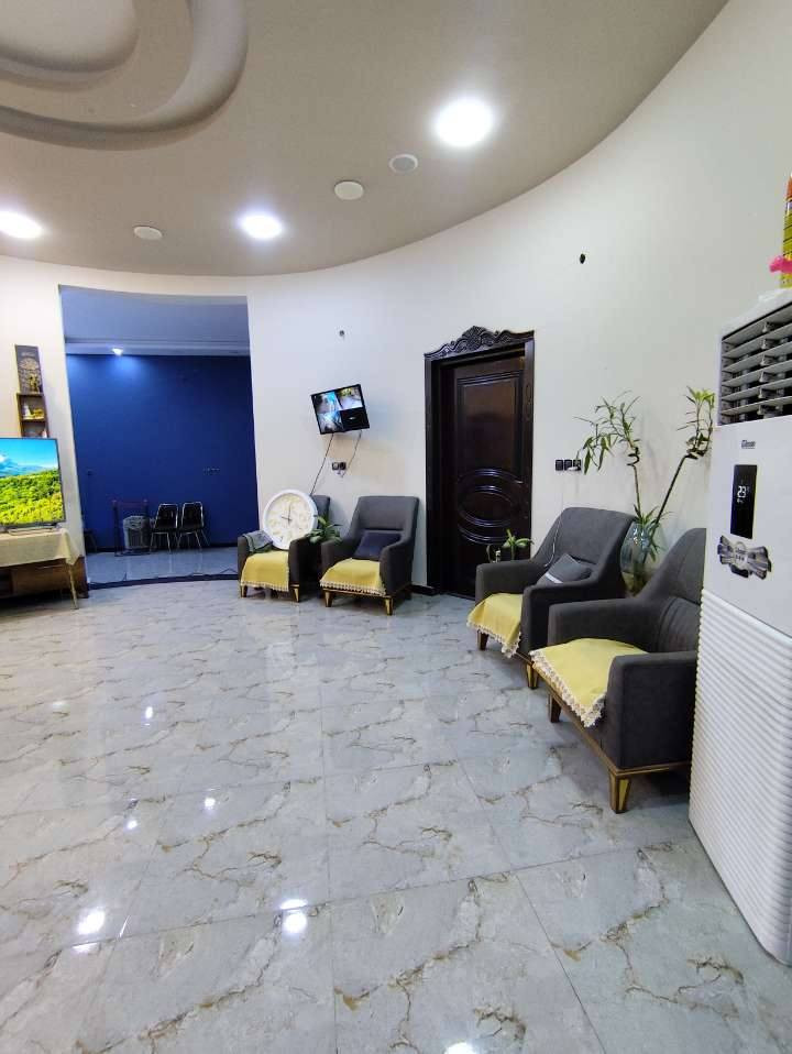 🏡 بيت للبيع – محولة الزهير / أبي الخصيب 🏡
فرصة نادرة بمساحة 400 متر في أفضل مناطق أبي الخصيب
بناء حديث بإشراف المهندس سامر الديوان

✨ طابقين – طابوق كامل – تصميم فيلا

🏠 الطابق الأول:
غرفة + صالة كبيرة + ديوان واسع + مطبخ حار وبارد + صحيات + كراج + حديقة

🏠 الطابق الثاني:
3 غرف (إحداهن ماستر) + صالة كبيرة

📍 شارع 10 متر + مدخل 13 متر وأكثر
📸 تصوير كامل من الأساس إلى التشطيب
المنطقة راقية جدا كل البناء فيها عبارة عن فلل 

🎁 70% من الأثاث هدية مع البيت

💰 السعر: 475 مليون قابل للتفاوض

📞 مكتب عقارات العمران
 ***********
