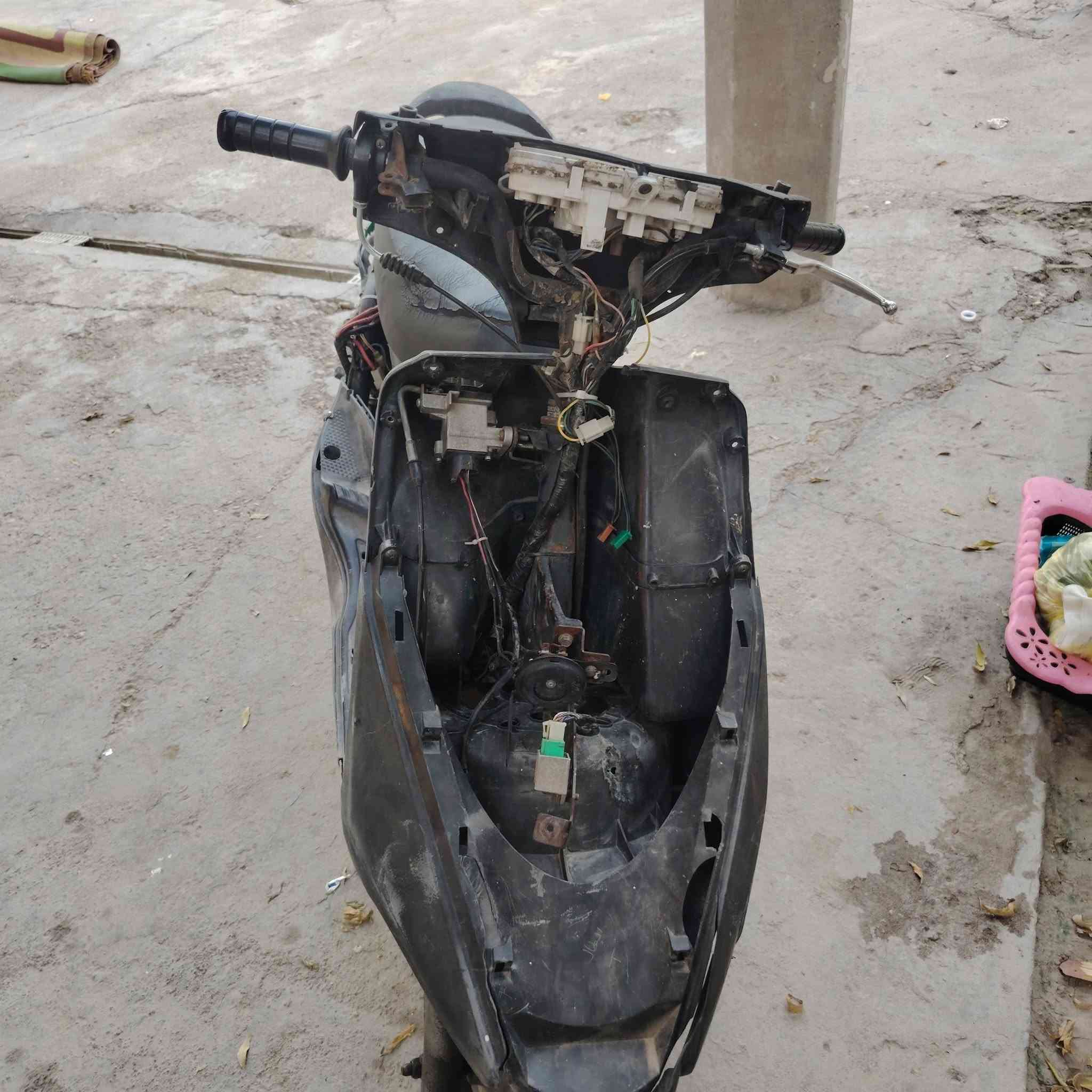 السلام عليكم للبيع بريز لايت ناصي حلوه دراجه هندر واحد محرك ناعم ابيع على هاي الوضعيه ابيع كوم حديد أكرر كوم حديد السعر 300 الف وبيه مجال بسيط مكاني بل اعظميه نهايه شارع عمر ***********
