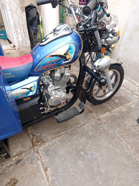 ستوتة زرقاء بحالة ممتازة للبيع. مناسبة لنقل البضائع والمشاوير داخل المدينة. الستوتة نظيفة جداً وكأنها جديدة، مع مقعد مريح وجودة تصنيع عالية. هذا النوع من الستوتات معروف بتحمله العالي وكفاءته. مناسبة للأفراد والشركات.