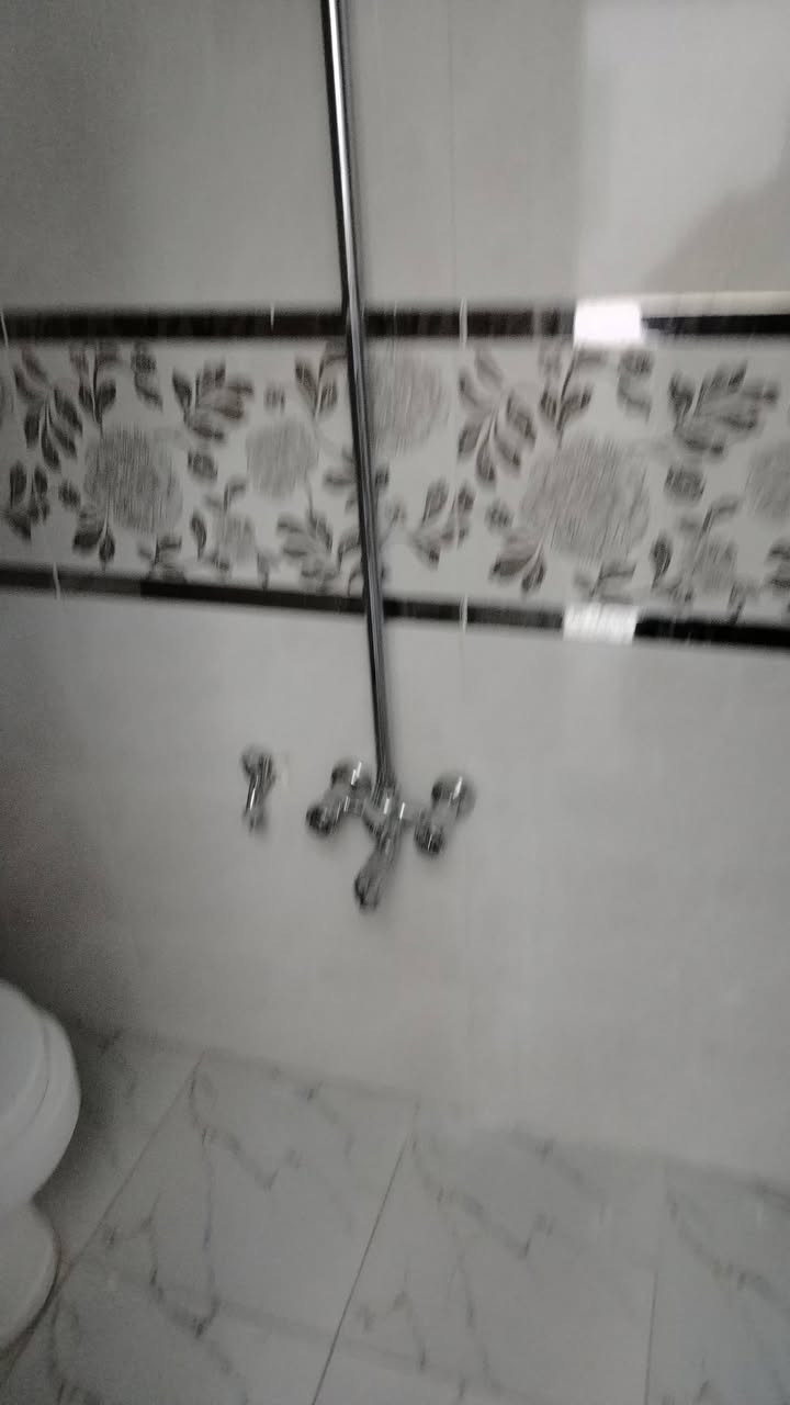 بيت للبيع شارع السبيس مقابل العسكري قريب ع حي ميسان عامود 240سند25 طابو زراعي يتكون من غرفة وصالة وحمامين ومطابخ تنين حار وباردمع الاثاث كتير مرتب وحلو سقف سندويش داخل لتطويب رقم***********
