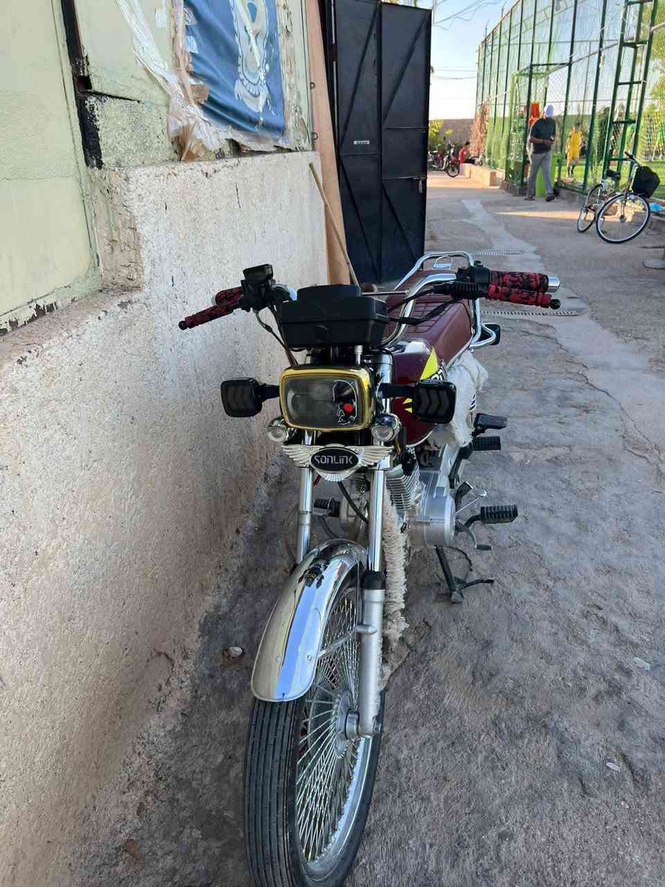 السلام عليكم سولنك 4 كير موديل 25
الدراجه نضيفه وشرط شلعه ومعدل والمحرك مابي اي صوت حتى صوت فيلس مابي 
***********
