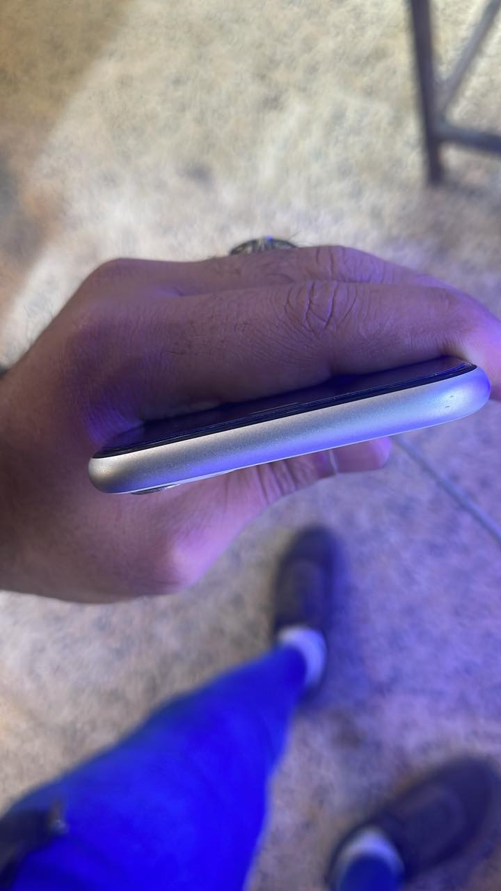 11عادي دبل سيم 
ذاكره ١٢٨
مبدل شاشا وفيس إيدي واكف 
سعر ١٨٠ موبايل نضيف مابي جلخه 
***********
