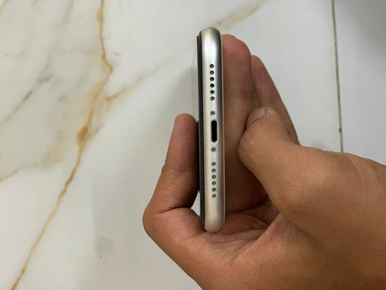 سلام عليكم 
ايفون ١١ عادي ذاكرة ١٢٨ بطارية ١٠٠ 🔋 
كلشي ما مبدل بس بطارية قبل شهر  ونص بدلتها
السعر ٢٥٠ توصل *********** وتساب فقط
