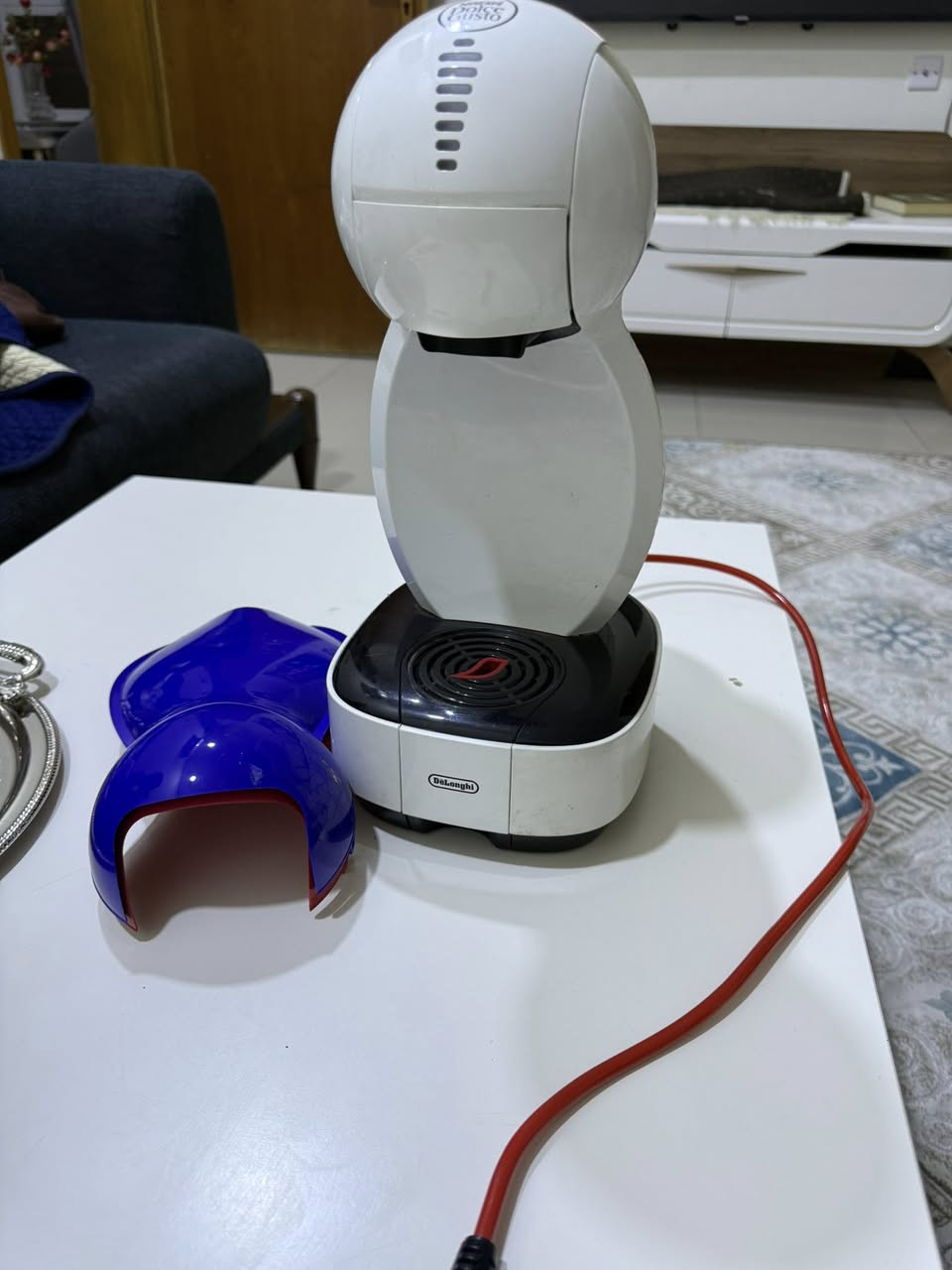 هذه ماكينة تحضير القهوة نسكافيه دولتشي غوستو (Nescafe Dolce Gusto) الملونة من ديلونجي. 
نوع الماكينة: ماكينة قهوة أوتوماتيكية تعتمد على الكبسولات. 

تتيح إعداد أكثر من 12 نوعًا مختلفًا من المشروبات الساخنة والباردة. 

تأتي الماكينة مع ثلاثة أغطية خلفية ملونة قابلة للتبديل (غالباً بالأحمر والأصفر والأزرق) لتناسب ديكور مطبخك.
نظام أوتوماتيكي: تتيح لك اختيار حجم المشروب المطلوب عبر واجهة تعمل باللمس، وتتوقف تلقائياً عند الوصول للحجم المحدد.


**إذا كنت صاحب هذا الإعلان وتريد حذفه لأي سبب، رجاءا أرسل رسالة إلى الدعم الفني**