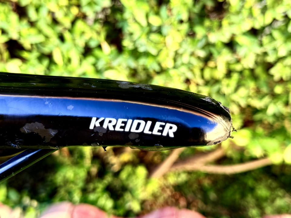 السلام عليكم 
جبنالكم تفاحة 🍏 للبيع 

للبيع دراجة ماركة معروفة  Kreidler المانية الصنع 🇩🇪 موديل حديث الدراجة مال حاوية غير مستخدم بالعراق شرط  
الدراجة معدن ألمنيوم خفيف 🚲
دراجة جبلية مخصصة للطرق الوعرة، المسارات الترابية، والاستخدام اليومي الرياضي.

🔴لون مميز 
🔴حجم الدراجة 27.5 قياس L  
🔴بريكات هيدروليك نوع RSX
🔴سستم SHIMANO ACERA  الأمامي (3) الخلفي (9).
🔴تايرات مختم نوع  KENDA
🔴ستيرن 90cm وختم Kreidler ركبة مختم Kreidler 
سرج +بوري ايضاً مختم Kreidler 
🔴دبل امامي شغال 100‎%‎ نوع WN-601  .

دراجة مال حاوية غير مستخدم بالعراق على وضع الوكالة خام الدراجة وشرط الفحص 

السعر :(299 ) الف  بي مجال للشراي . 

موقع📍:موصل  جانب الأيسر (حي الصحة ) قرب محطة تعبئة  الحاصود . 

للاستفسار اتصال او واتساب :***********
متوفر توصيل إلى أنحاء العراق 🚚.
