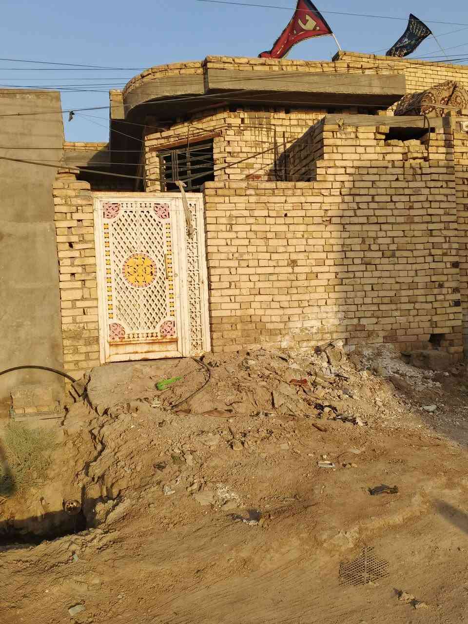 السلام عليكم بيت للبيع مساحه 100 طابوك ورباط بنيان جديد عالحولي وره المجمع السكني بكاع راجي سعره 45 وبيه مجال اليريده بخدمته ***********
