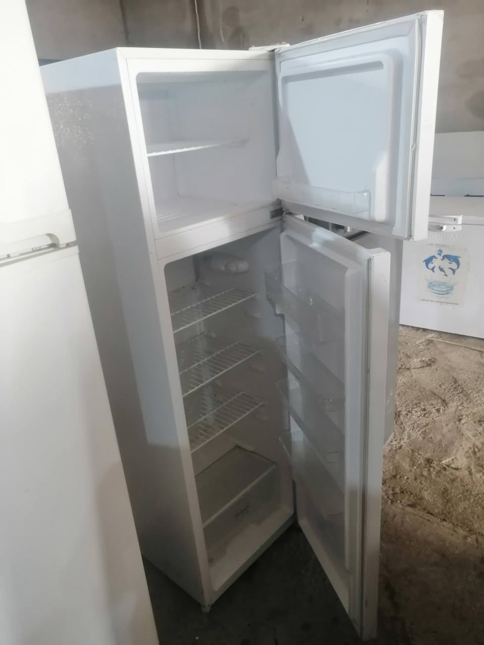 تلاجة للبيع و نظيف ضمان 10 يوم حجم 14 قدم عنوان محل بيوار شنكالي مخيم كبرتو تابع دهوك رقم واتساب *********** 📞 *********** وتساب
