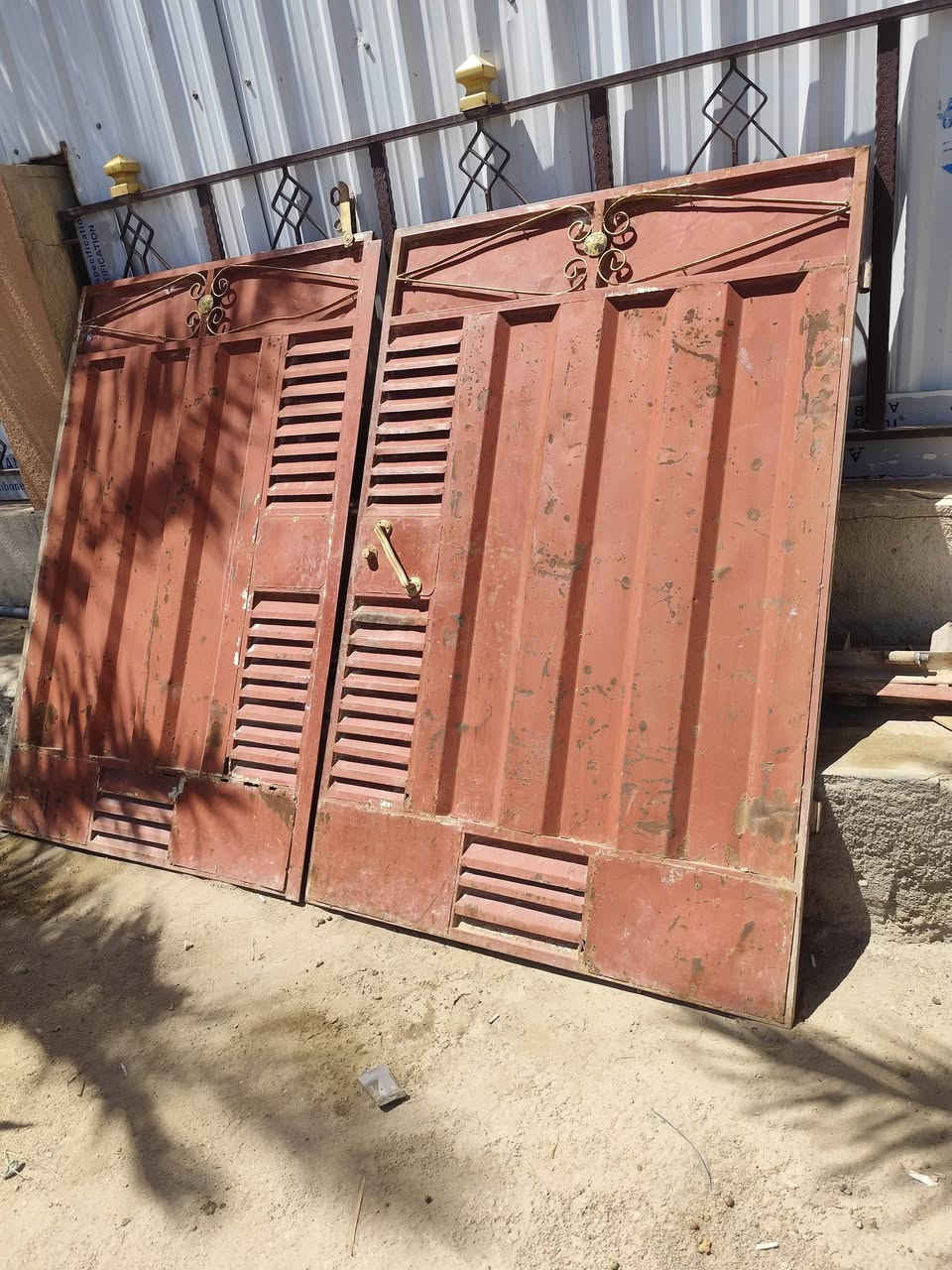 باب خارجي مستعملة بيهة ملاحضات
+جرجوبة الجوه ماكو والصفاح موجودات باب شغالة اول نگرة 
السعر ٧٥الف تفيد العندة قطعة او محتاجة لبيته مراسلة او اتصال *********** حي الحسين
