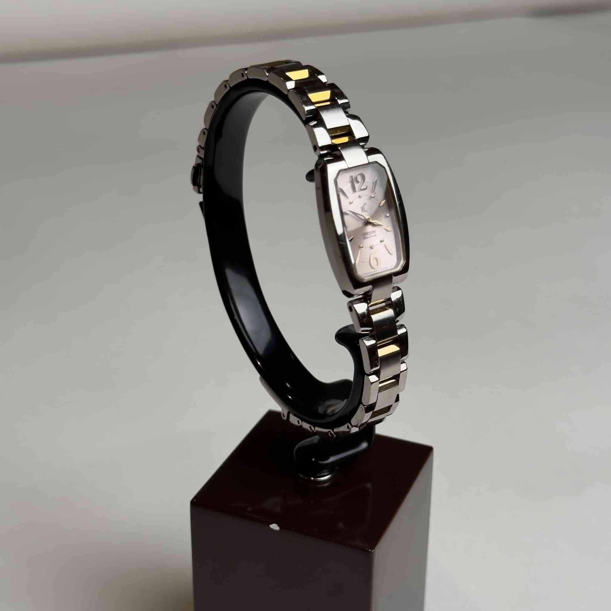 ساعة Citizen Eco-Drive الأنيقة نسائية— فخامة تدوم بضوء الحياة بدون تبديل بطارية ✨

🔹شكل مستطيل مميز باللون الوردي 
🔹عقارب بلون ذهبي و فضي 
🔹سوار بلونين فضي و ذهبي طلاء ثابت 
🔹اصلية بنظافة ٩٩٪؜ 
🔹انسى موضوع البطارية لان شحنها على الطاقة الشمسية
سعرها بالموقع ١١٠ دولار 🔥
بس يمنا ٣٥ الف ✨


**إذا كنت صاحب هذا الإعلان وتريد حذفه لأي سبب، رجاءا أرسل رسالة إلى الدعم الفني**