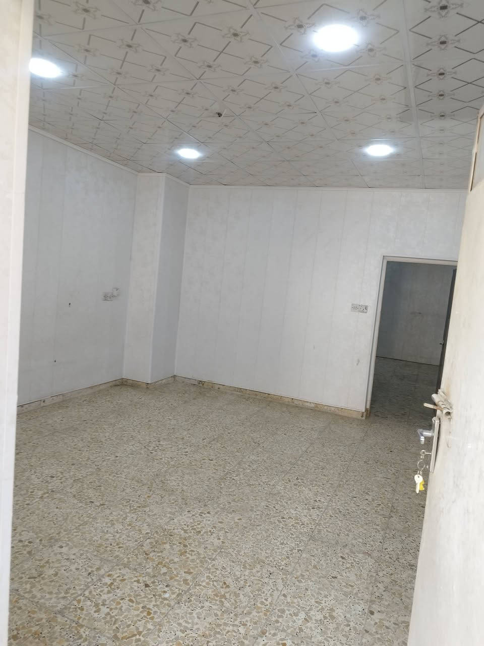 السلام عليكم مشتمل للايجار مساحته 80 يكفي عائله صغيره يتكون من هول وغرفه ومطبخ وصحيات العنوان حي اور قرب حسينيه المصطفى فرع مقابل ملعب فوزي  للاستفسار  ***********
