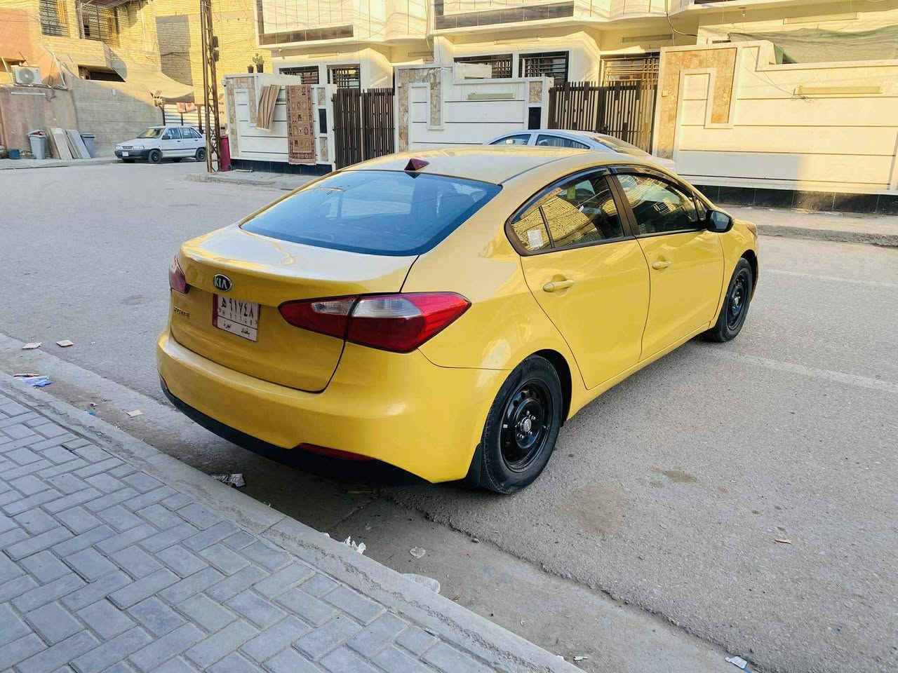 السلام عليكم كيا فورتي موديل 2015 حادثها قبق صندوق بدون دواخل لغد شاصي مكفول بجم كبس السياره جديده و جاهزه مكان السياره بغداد رقم الهاتف ***********
