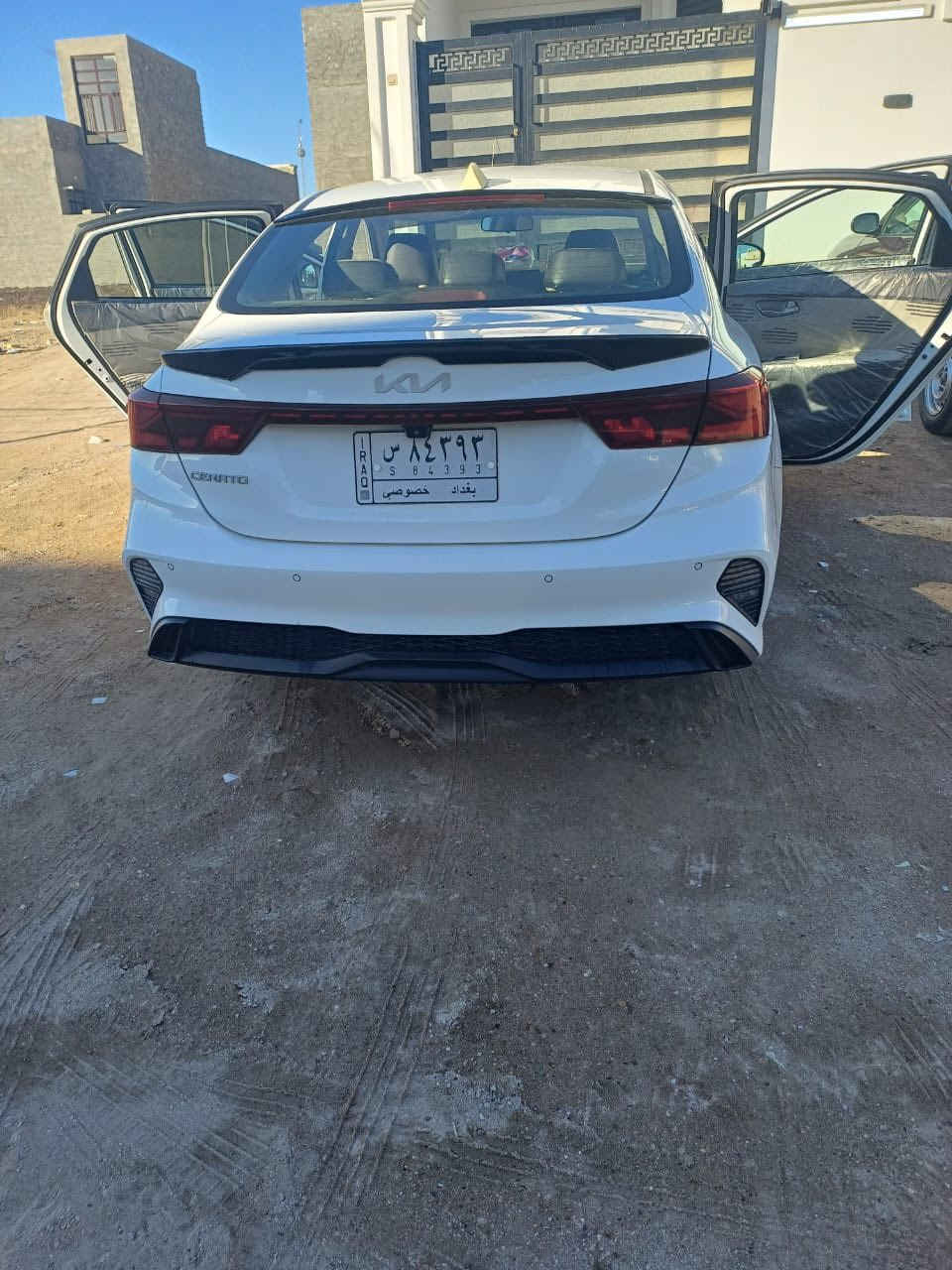 السلام عليكم
للبيع 
كيا سيراتو 2022
السيارة خليجي فول مواصفات الخليجي المعروفه
مبدل باب عكس السايق بلادي 
السعر 170وبيهة مجال للشراي 
***********
***********

