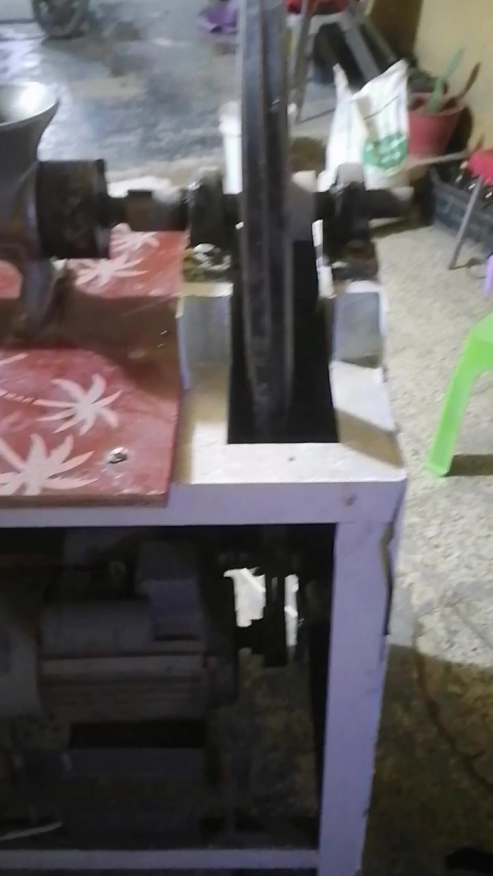 سلام عليكم عندي مكينه للبيع سعر ٢٥٠ مكاني أبو غريب خاص موجود هاذا رقمي *********** بيه مجال قليل
