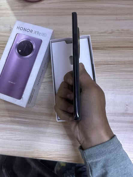هونر x9c 5g الجهاز نضافه 100‎%‎ مشكلته الوحيده الكامره الخلفيه تشكل وبطاريته تشحن لحد ال 50% وتوكف جهاز سعره قفل 135 بدون عمله نهائيا ابيع هيج عل وضعيته 
للمعلومه جهاز فول تكنيك اتصال كلشي تصفح ماعدا الذكرتهن 
مدينه الصدر او شارع فلسطين
***********
