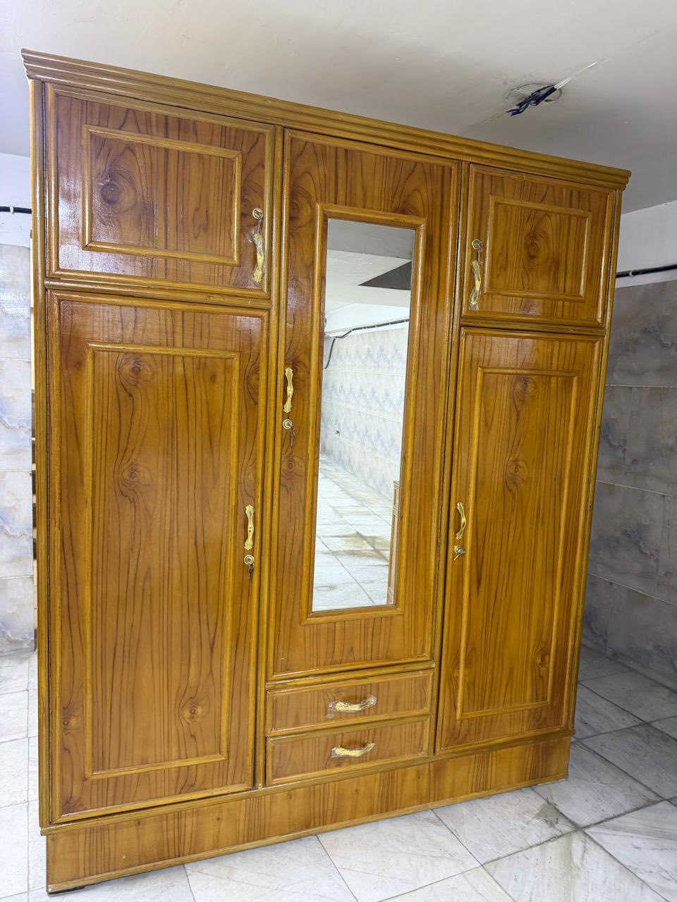 السلام عليكم غرفة للبيع ام النفر و٣ بيبان وميز تواليت مثل مال بلصور والفديو الغرفه نضيفه وجديدة بعدها حته يداتها بل نايلون سعرها ٤٠٠ الف لان جديده بعدها وبيها مجاال كلش بسيط عنوان كرادة داخل 
الرقم 
***********
