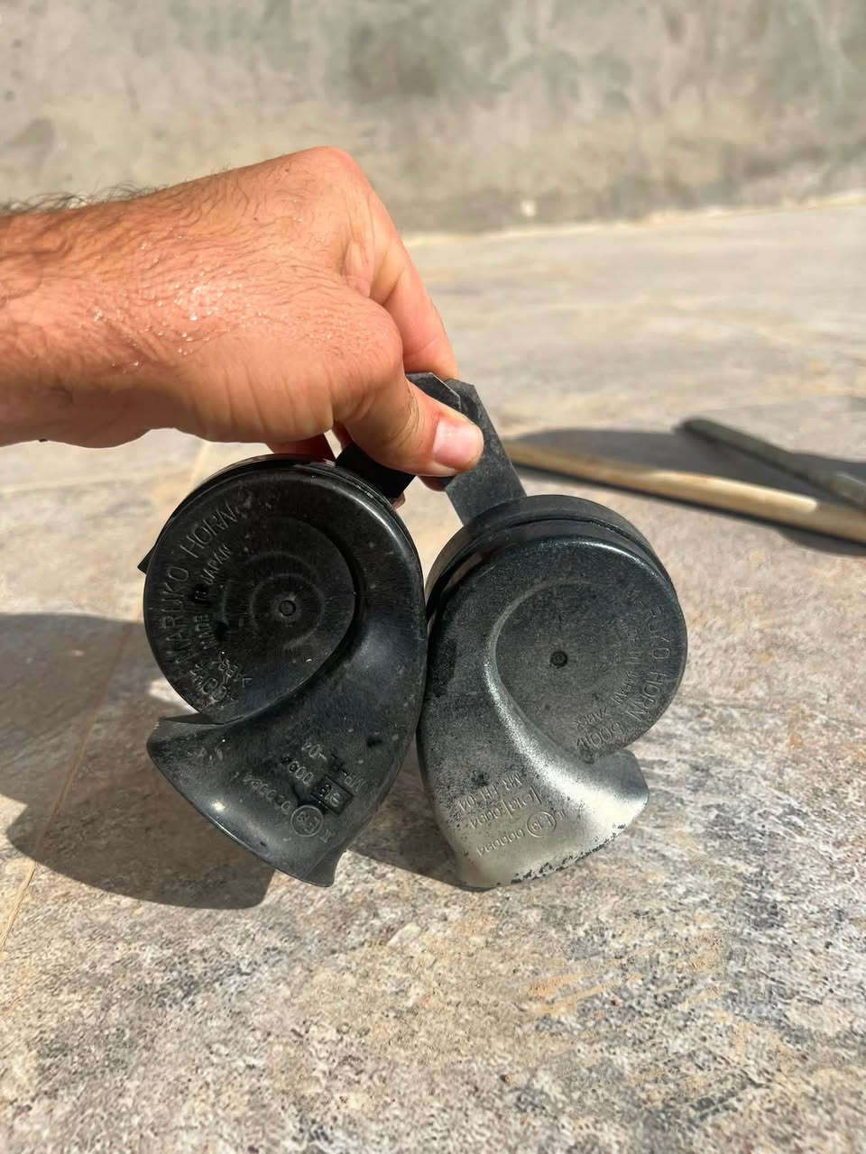 موکەبەرەی سەر سنوقی دواوە بیلادی 20 هەزار قفڵ
دوو هۆڕین بیلادی تەنها 15 هەزار 
لە سلیمانیم گەیاندنم نییە 
***********

