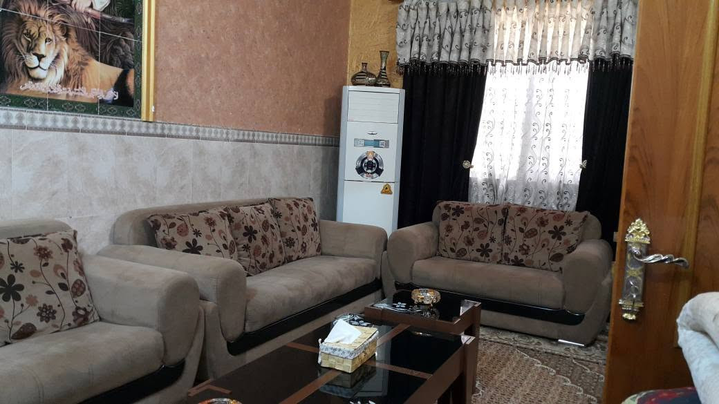 بيت للبيع  كربلاء حي النصر شارع الملعب 220 متر واجهة 11متر نزال 20 متر يتكون من طابق واحد غرفتين نوم واستقبال وهول مع بقية المشتملات البيت نظيف البيت يباع مع السبالت والبنكات  والكونتر والطباخ والمرشحة والبردات والاستقبال كامل يباع مع البيت  سعر 270 مليون قابل للتفاوض الاتصال ع *********** كربلاء, العراق
