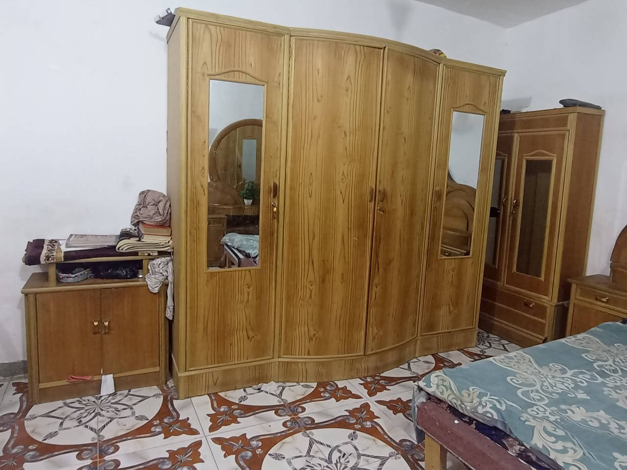 السلام عليكم غرفه نجاره ب400وبيه مجال ورديه خارج اتصال على رقم ***********
