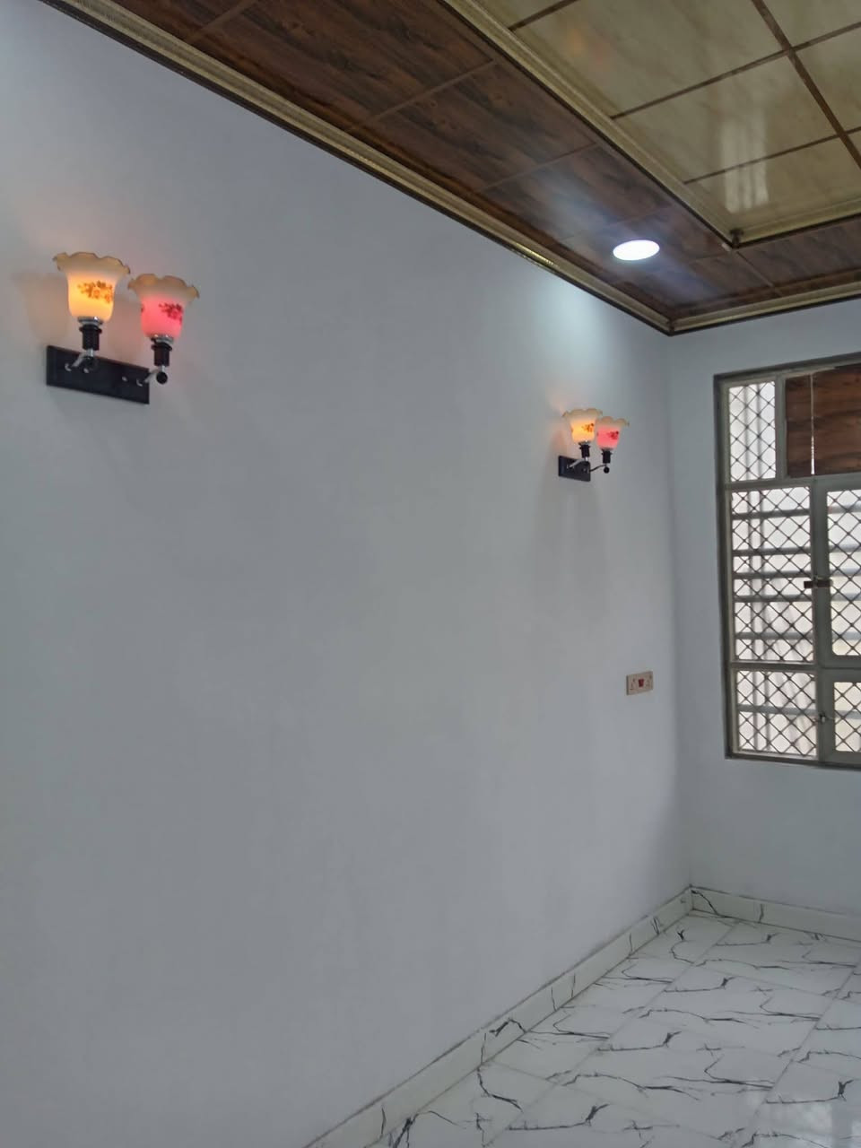 بسم الله الرحمن الرحيم
توكنه على الله
تم عرض بيت 100متر واجهيه 5 النزال 20
البيت يحتوي على أرضية بورسلين مطبخ سيراميك جدران هيه
صاله هيه مطبخ حمامات سيراميك جدران يحتوي على غرفه
نوم مع استقبال البيتونه كبير على كد كبر الصاله يحتوي البيت كله
ازاره 10 العنوان قطع اراضي محمد ليله المنطقه كامله مجاري
وتبليط جزء الثاني قريب  البيت بناء حديث البيت غير مسكون بي  الاستفسار عن الرقم ***********
