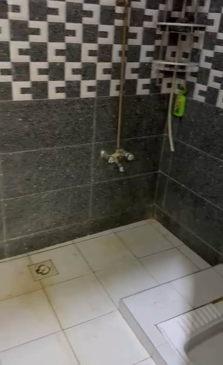 سلام عليكم 
شقة للإيجار في الحكيمية شارع الرديني 
طابق اول درج معزول تتكون من:-
(غرفتين نوم+صالة+ استقبال كبير+صحيات وحمام+سطح)
سعر الايجار 500 الف سكن عوائل فقط للتواصل ☎️ 
*********** البصرة, العراق
