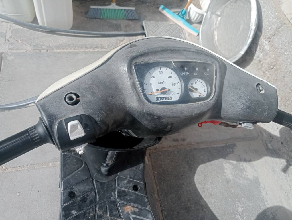 السلام عليكم
بيع مستعجل با 300وبيهة مجال 

كلشي شغال بيهة سلف هندر كهربائيات شغالة 

حتى عدادات البانزين وسرعة يشتغلن زوج تواير جدد كشن جديد 

مكاتبتهة بيهة

مكاني سماوة ع حولي 

رقمي ***********
