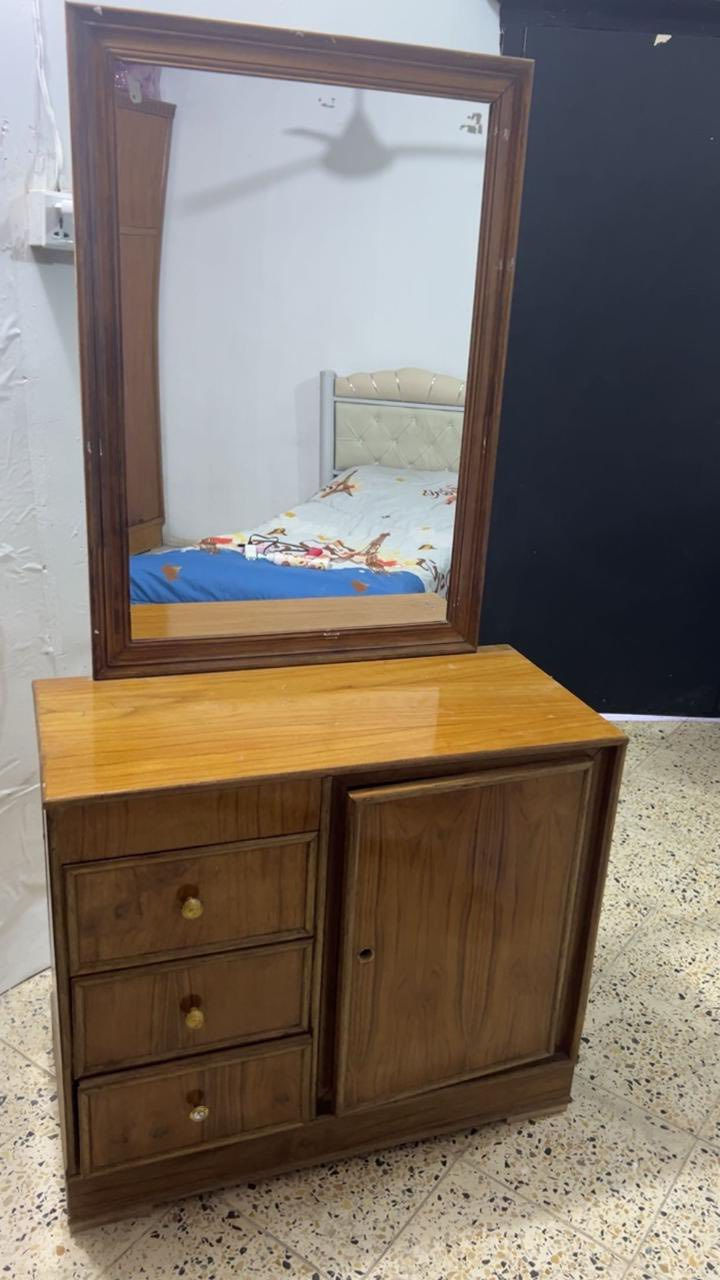 ميز تواليت والكنتور مستعملات بس اخو الجديد يعني مصارلهم هواي عندي + ميز تواليت نضيف بس يرادله قفل لباب اسوله وهاهيه والكنتور صاج اصلي  
الاسعار:
ميز تواليت :125 الف 
الكنتور: 125 الف
الجرباية : 75 الف 
والاسعار بيهن مجال


**إذا كنت صاحب هذا الإعلان وتريد حذفه لأي سبب، رجاءا أرسل رسالة إلى الدعم الفني**