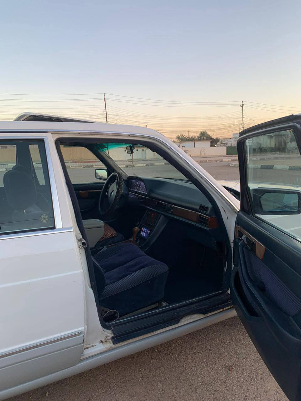 السلام عليكم مارسدس 300 ابيض بلاديه موديل 1987 محرك وكير كفاله مصبوغه للجماليه تخم تاير ادامه منضومه بانزين وادامه صدر امامي وخلفي تبريدثلج سعر65 بيهه مجال لطيبين ***********؟
