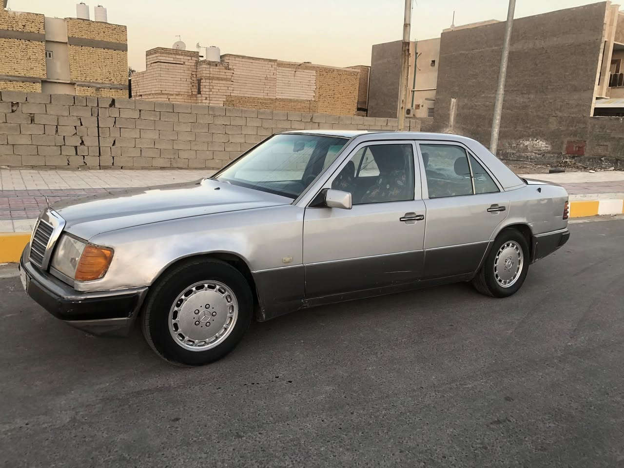 مارسدس دب 
مديل 1989 
السعر 45 
محور ففتي ثنين ونص كير محرك كهربائيات جاهزه حدادية 
مابيها نواقص رقم ذي قار 
مكان السيارة ناصريه لاستفسار 
***********
