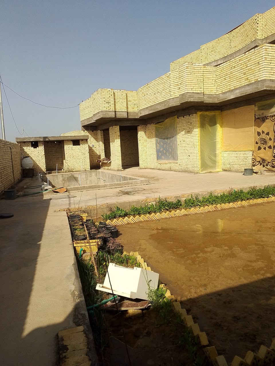 السلام علیکم دار للبیع  العنوان صویره مقابل محطه رضا الصالح  المساحه الکلیه800م مساحه البناء400م یحتوی علئ اربع غرف نوم +صاله کبیره+مطبخ حار وبارد +مضیف کبیر + مسبح خارجی +صحیات خارجیه  سند 25 طابو زراعی ***********
