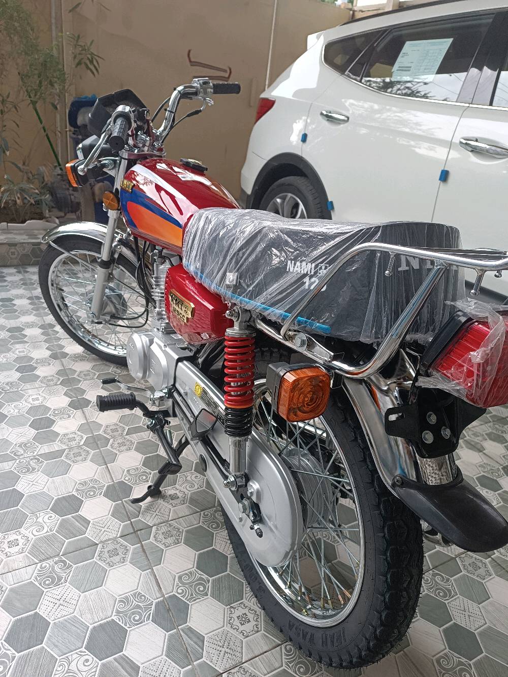 للبيع دراجة نارية إيرانية NAMI في حالة ممتازة، نظيفة وجاهزة للاستخدام. الدراجة بحالة جديدة كما تظهر في الصور ومزودة بمقعد مريح ومقابض متينة. فرصة رائعة لمن يبحث عن دراجة عملية وأنيقة.