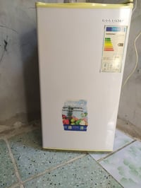 للبيع ثلاجة نظيفة جداً بس عوزه شحن السعر 120 وبيه مجال الستفسار 078364...